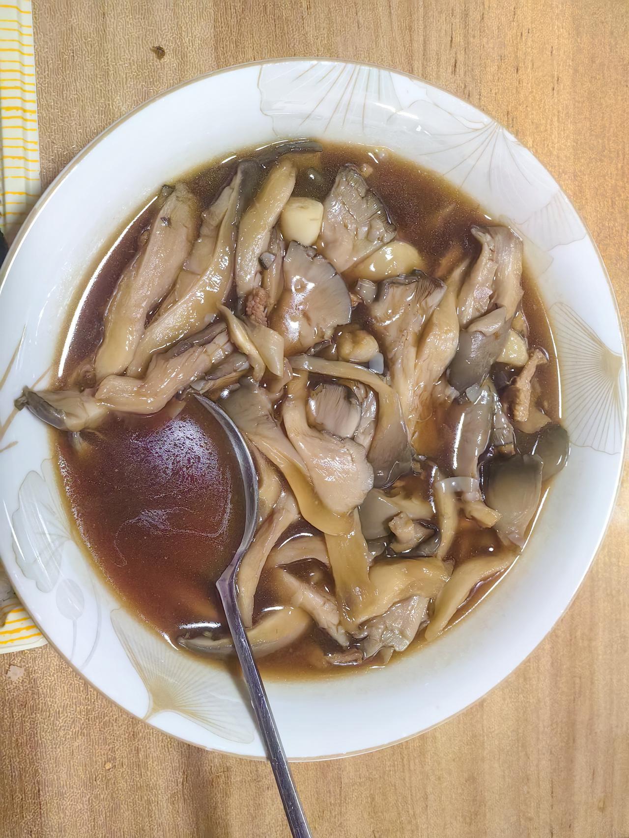 今天自己炒的蘑菇，水多了变成了炖蘑菇🍄，但是味道很好[狗头]