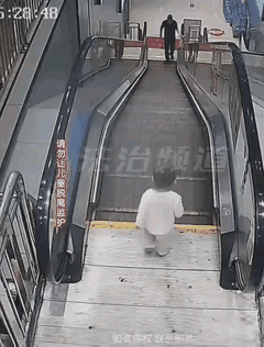 家长监护不到位，置小孩于险境。路人态度冷漠，难免让人感到世态炎凉。