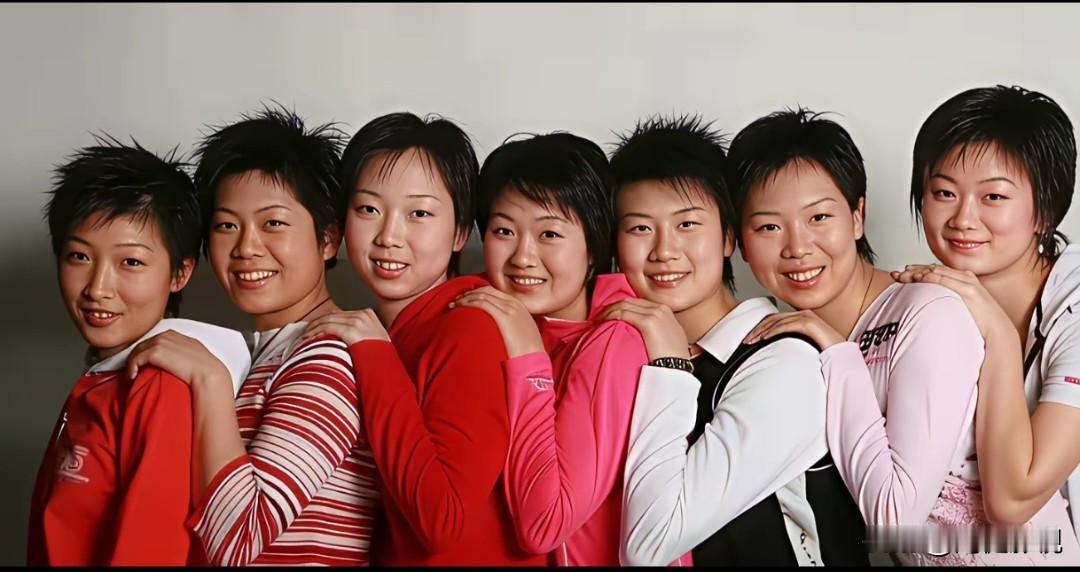 你发现了吗？这7位国乒女队员里，那时的丁宁即使穿着普通的白衬衫，反倒精神是最饱满