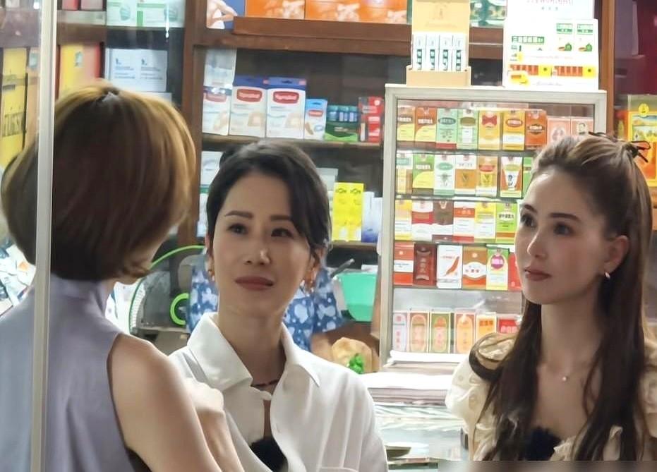 海清一出手，昆凌和姜妍直接成了陪衬。

泰国清迈街头，中餐厅录制现场，海清短发盘