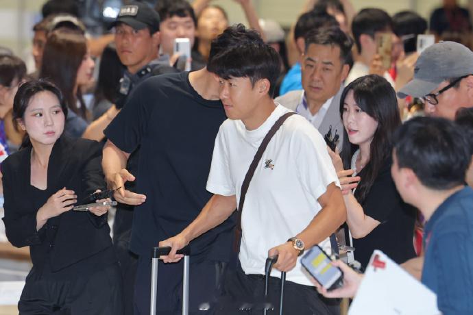 【孙兴慜回国球迷在机场大喊辛苦了】孙兴慜回国球迷大喊你不需要道歉 1日凌晨4点，