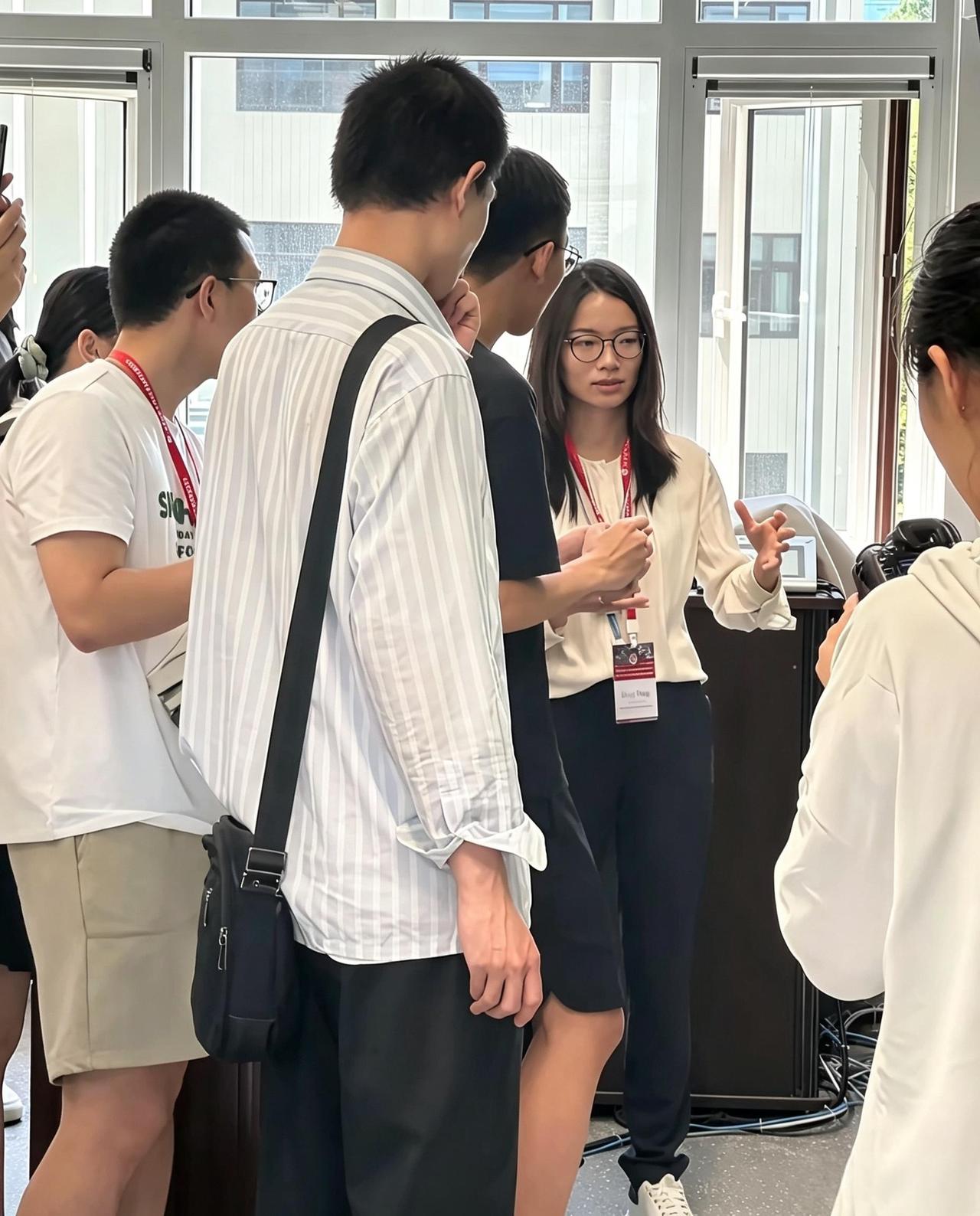 王虹登顶数学界最高峰。如今获得“数学界的诺贝尔奖”菲尔兹奖，这一路走来曾得到不少