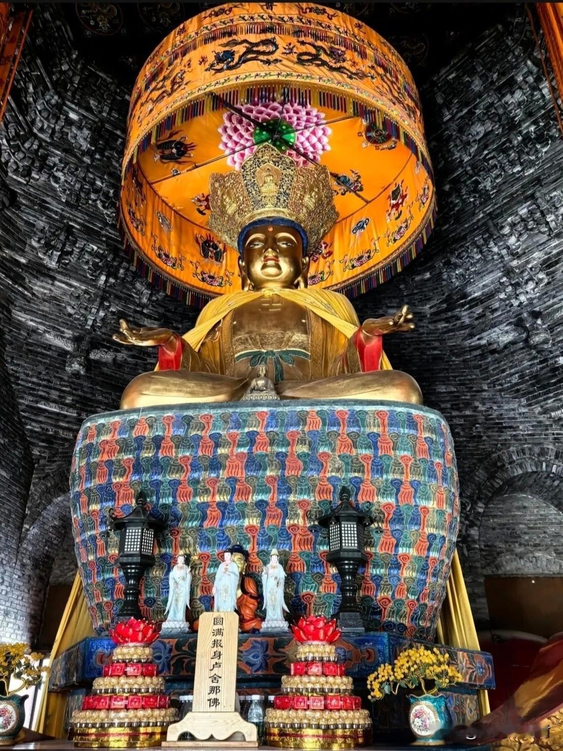 五台山显通寺无量殿｜无梁砖殿里的华严秘境
整座大殿砖石砌筑、不施一木，是明代建筑