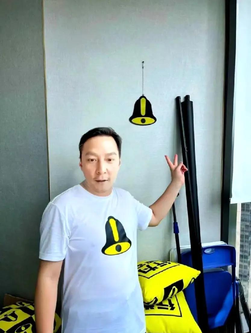  这哪里是男神吴彦祖呀！分明就是苏大强！[捂脸]

吴彦祖近照曝光，头发稀疏，身