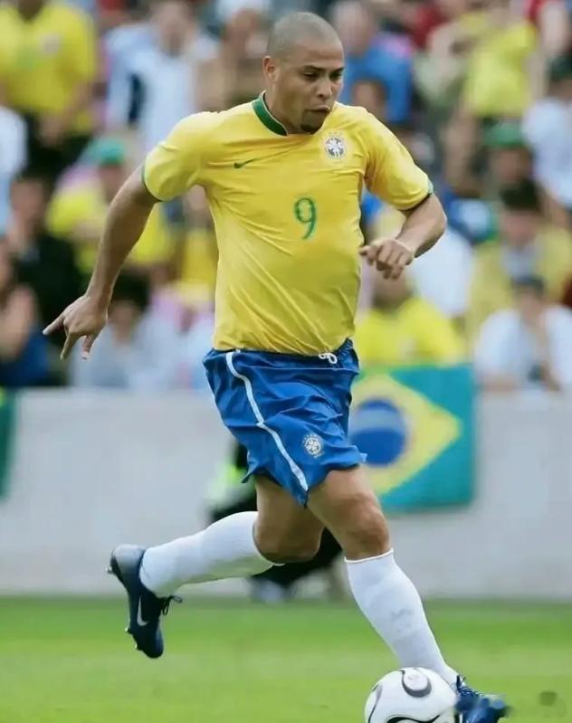 究竟哪位足坛球星的年度巅峰表现最抢眼？1. 罗纳尔多（2002年）：以世界杯8球