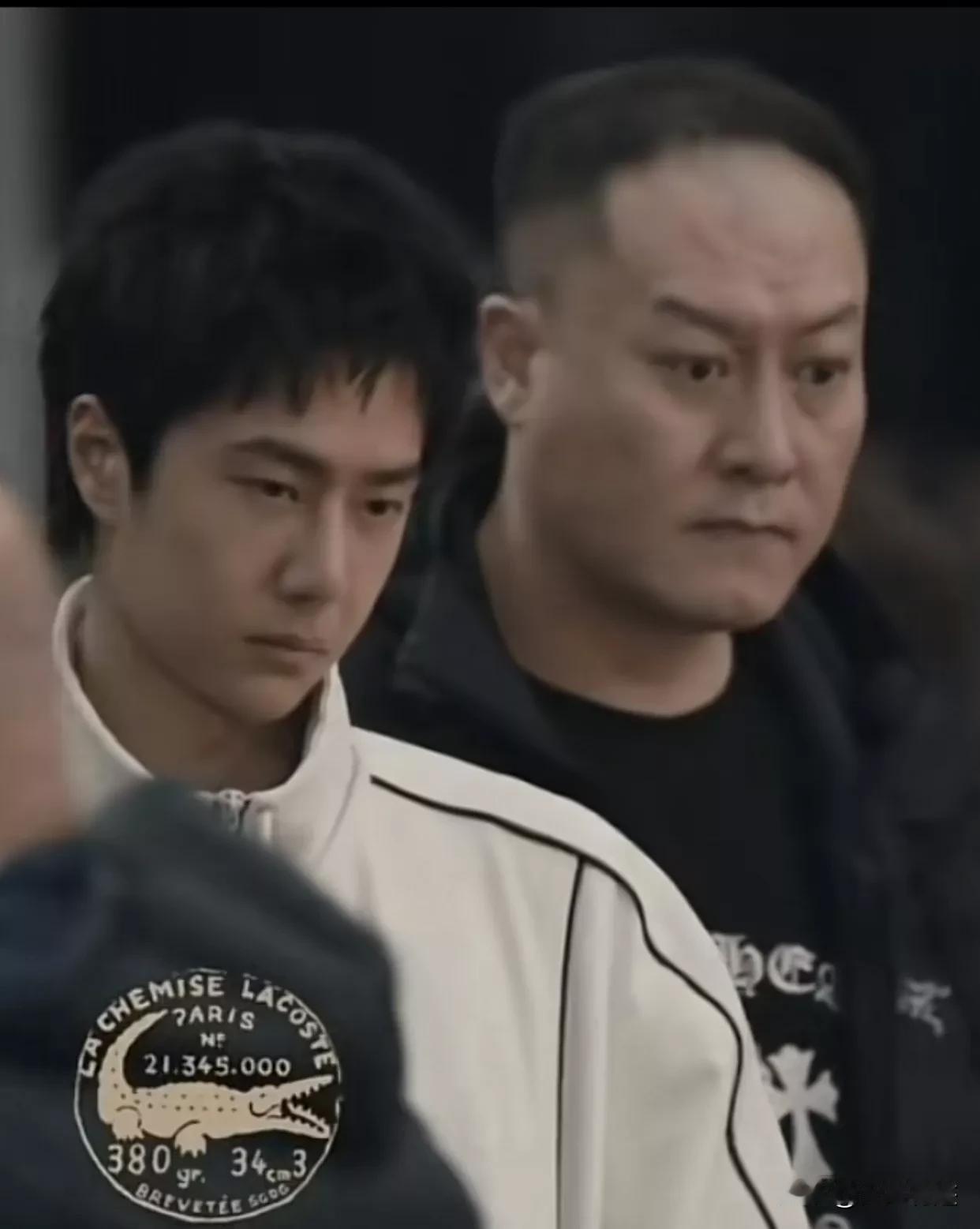 什么叫竖眉瞪眼？王一博身边的那位大哥生动形象地展示出来了。而且这位大哥和王一博的