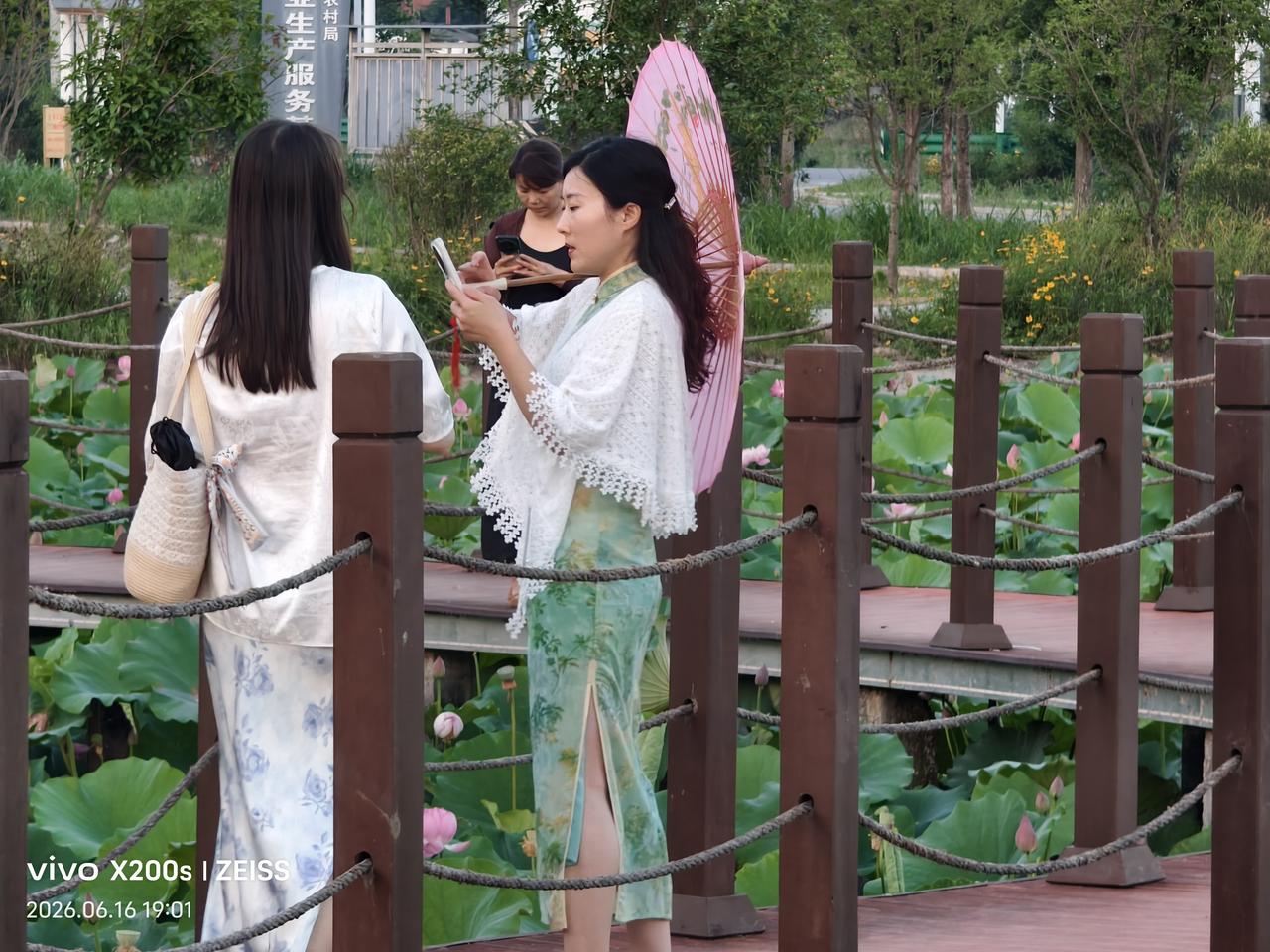 夏日美景随拍美中之美：只要有美景的地方就会有美女，下图是我在郊外欣赏荷花时，用手
