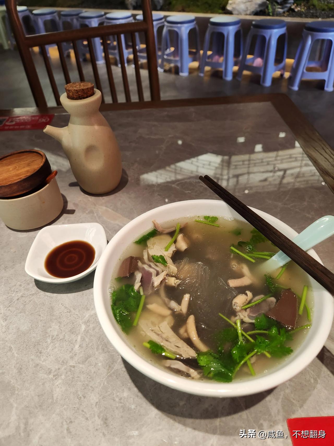 今天来湖南路鸡鸣汤包总店吃早饭。
上午十点半，已经人满为患。
点了南京人喜欢点的