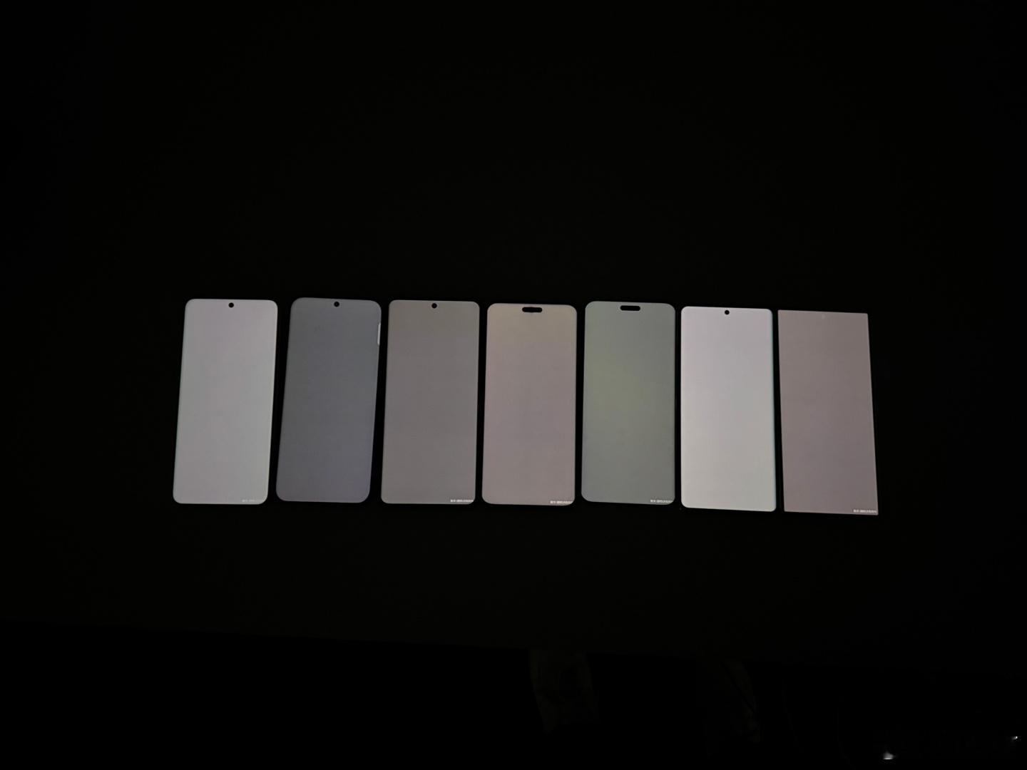 不同手机在显示同样的灰底背景时，呈现出来的五彩斑斓的观感 ​​​