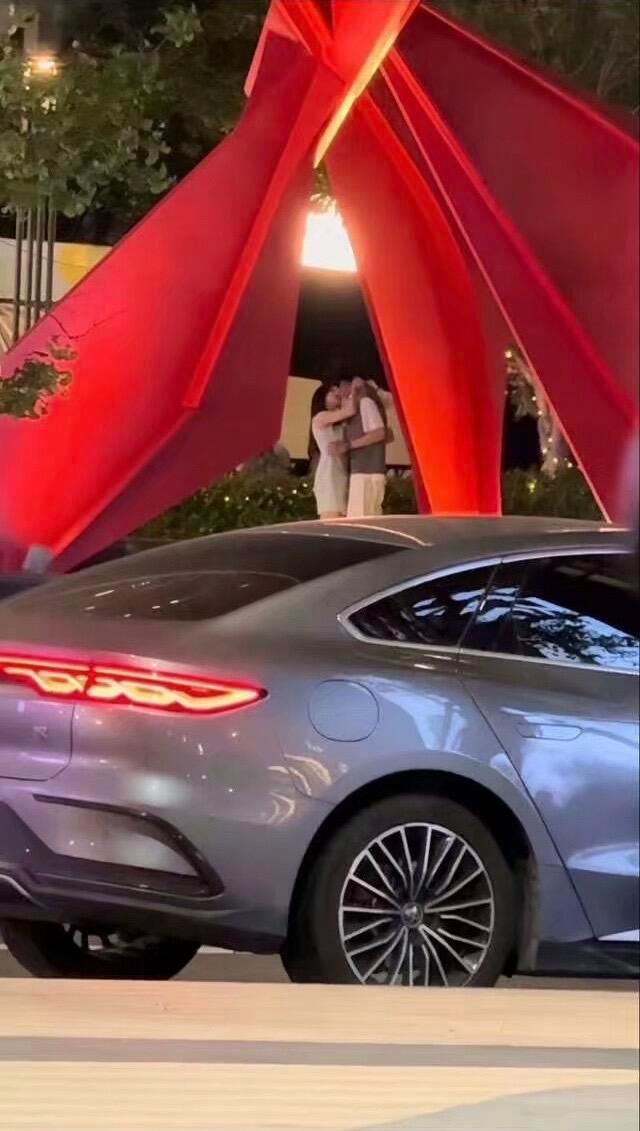 周柯宇 陈妍希街头热吻被拍 