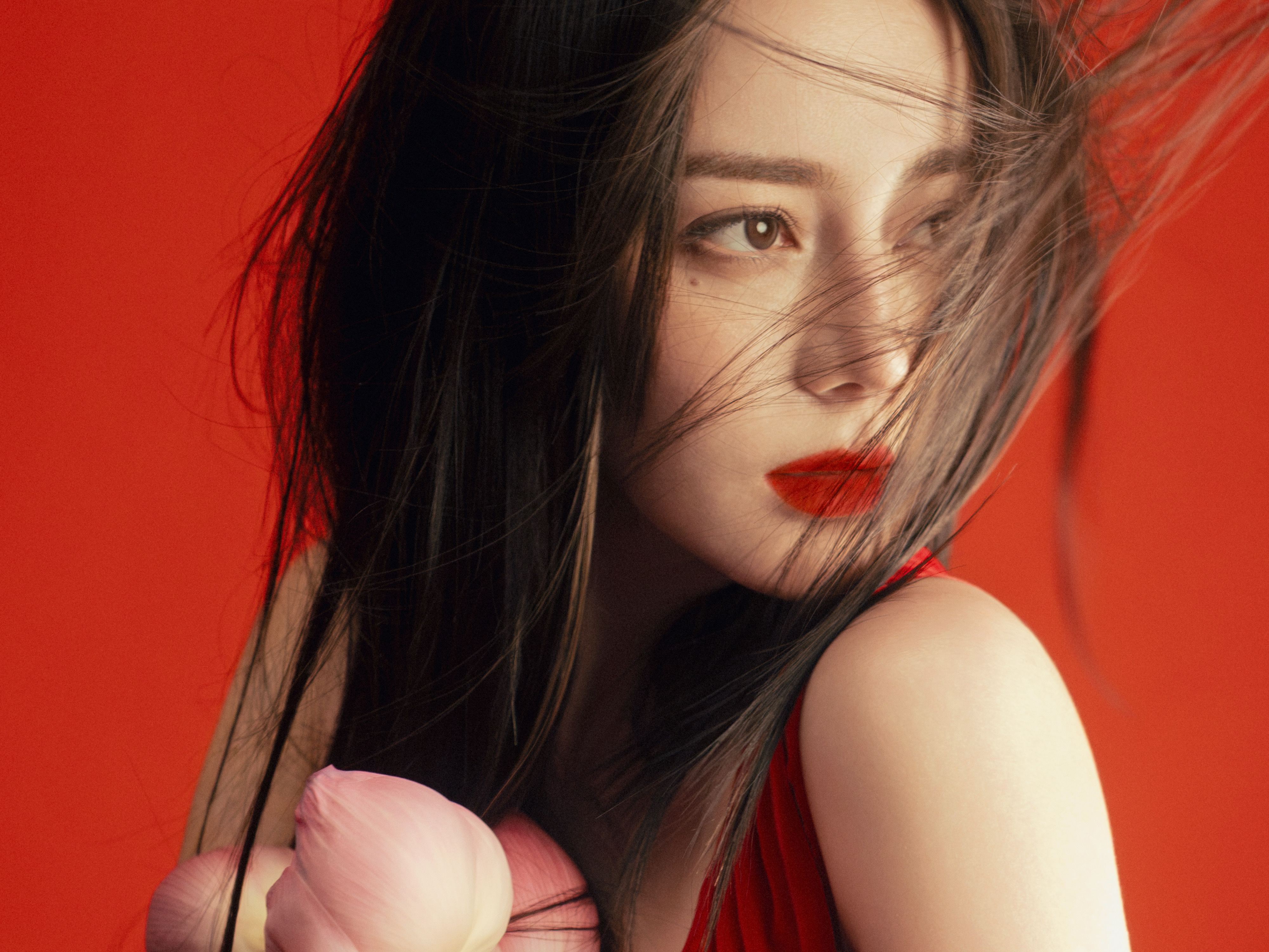 迪丽热巴[超话] 🌷迪丽热巴时装十月封面 花朵、裙摆、复古礼帽，浪漫氛围已就位