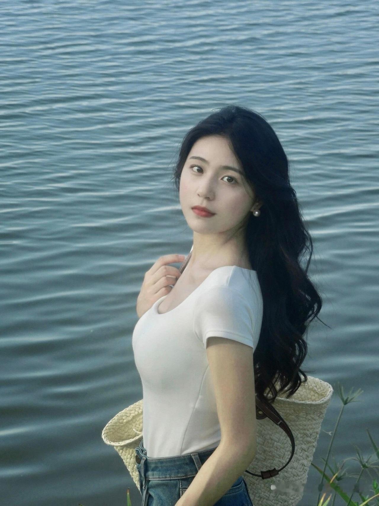 这位美女站在湖边，好漂亮啊！