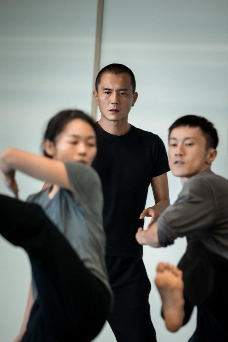 搜了下小S高中暗恋学长郑宗龙（大小S 2岁），他现在是云门舞集艺术总监！有访文郑