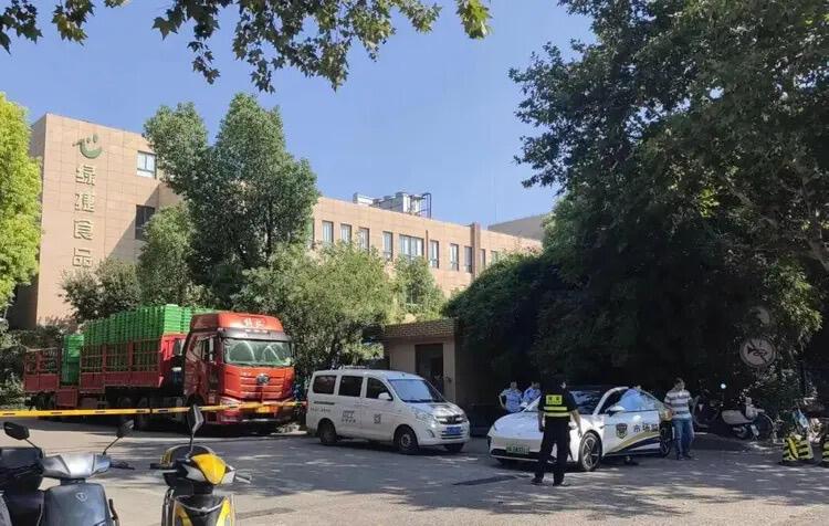 这事儿可真够恶心的。9月15号，有上海家长发现孩子学校午餐的虾仁炒蛋里居然有白色