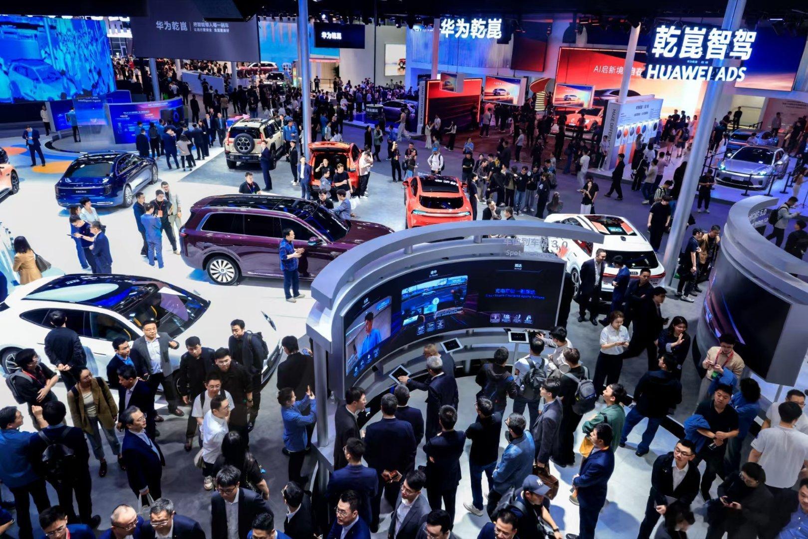 华为乾崑开启内外双融合感知时代 从科技发展来看，这标志着智驾已经从单纯“会开车”