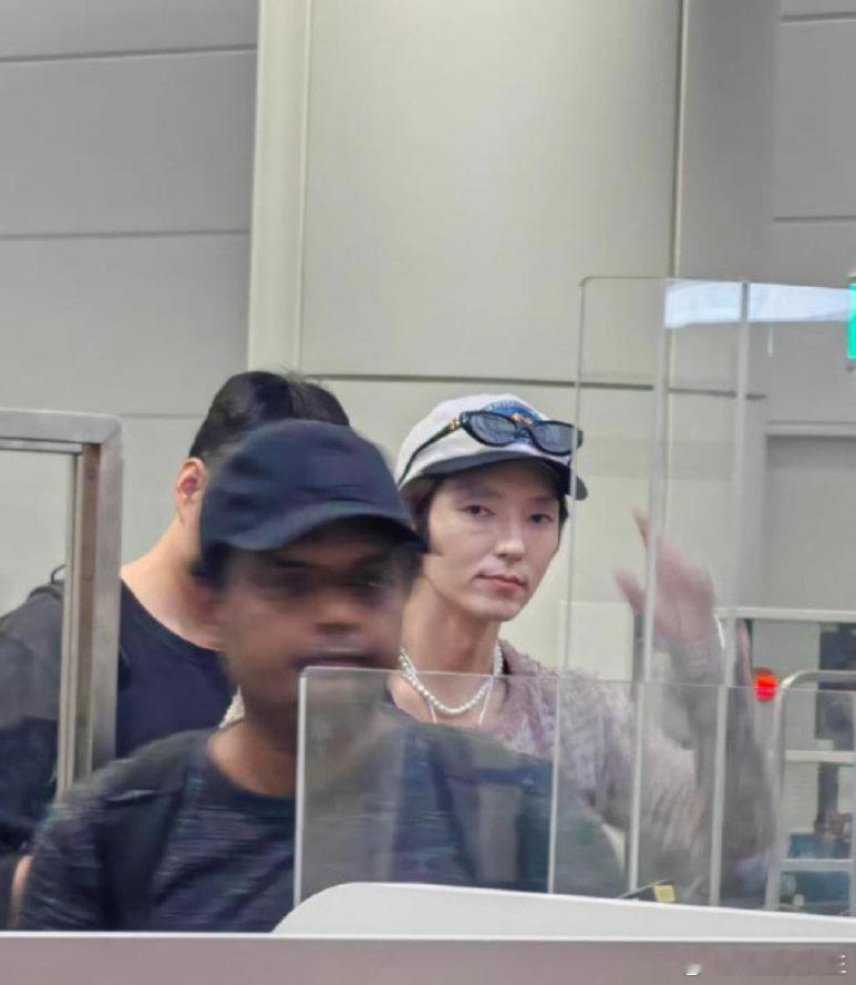 网友机场偶遇李准基，你说这是郭敬明我也信。[允悲][允悲] ​​​