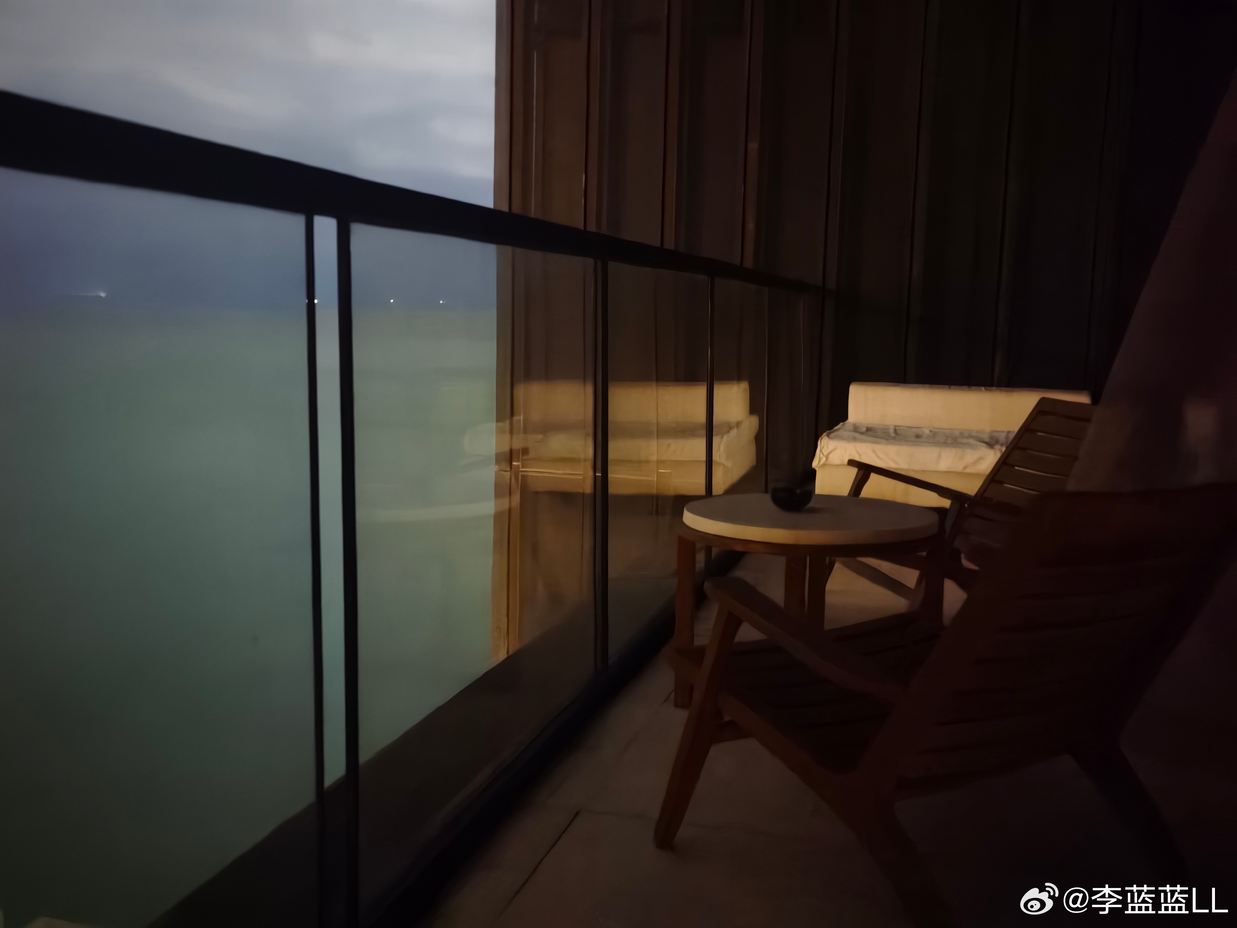 又是失眠的夜晚。 海风呼啸，凉意渗进骨里。 呆呆望着这片漆黑的海面，看了很久很久