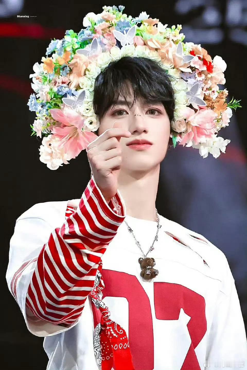 几个少年簪花都很有自己的感觉欸[送花花]朱志鑫簪花 ​​​