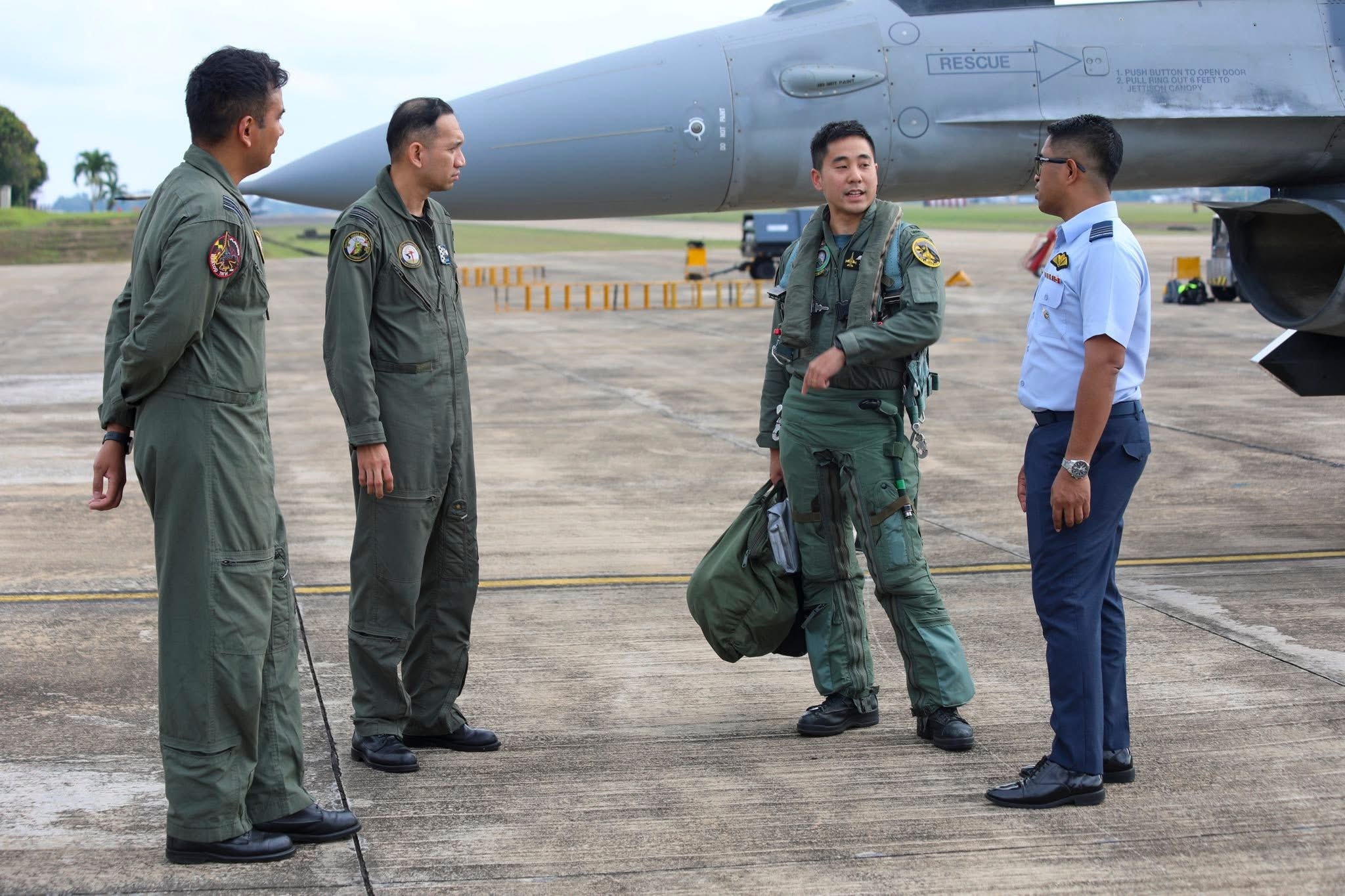 近期新加坡空军（RSAF）与马来西亚空军（RMAF/TUDM）开展了“互降”联演