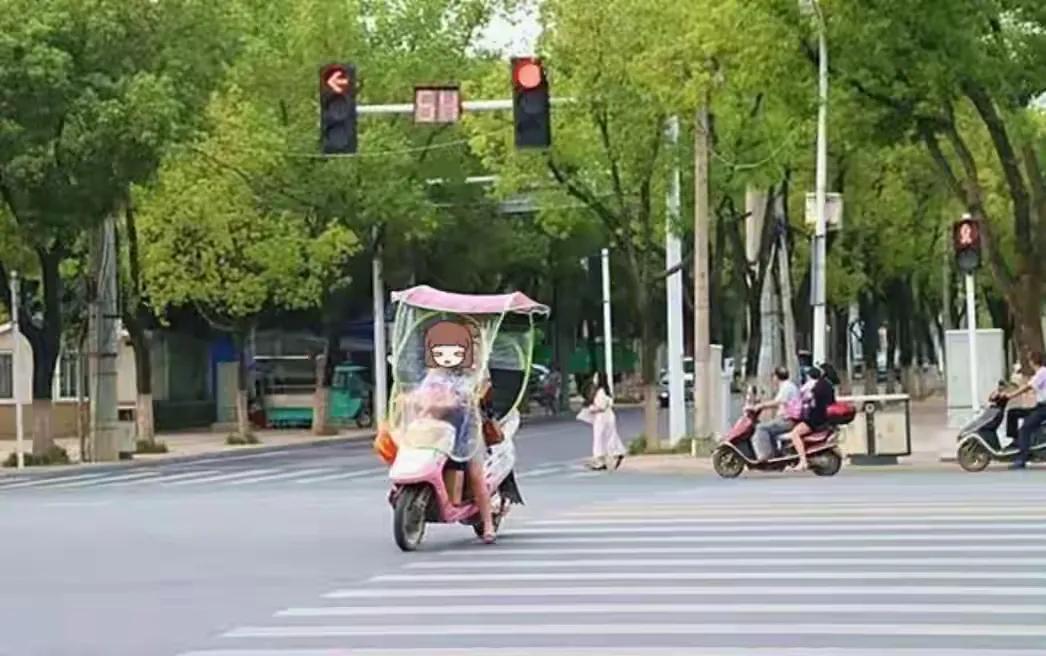 颠覆认知！江苏一女子骑电动车闯红灯撞上半挂车，被判全责后起诉获赔1.99万，对方