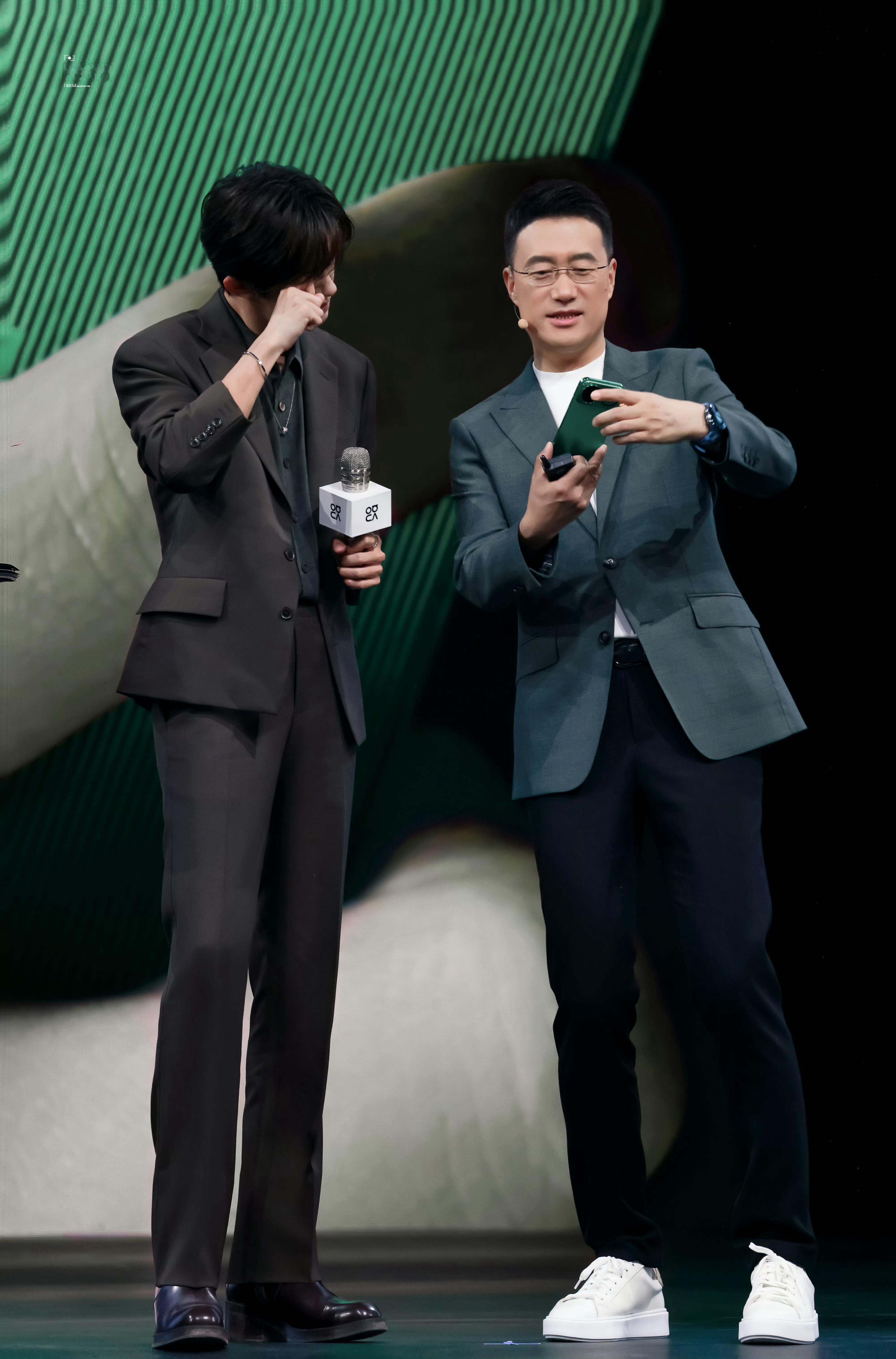 千玺穿的比旁边的更像总裁 