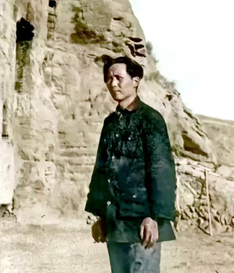 珍贵的历史照片。
这是一张1936年，毛主席在陕北期间留下的一张珍贵照片，当时由