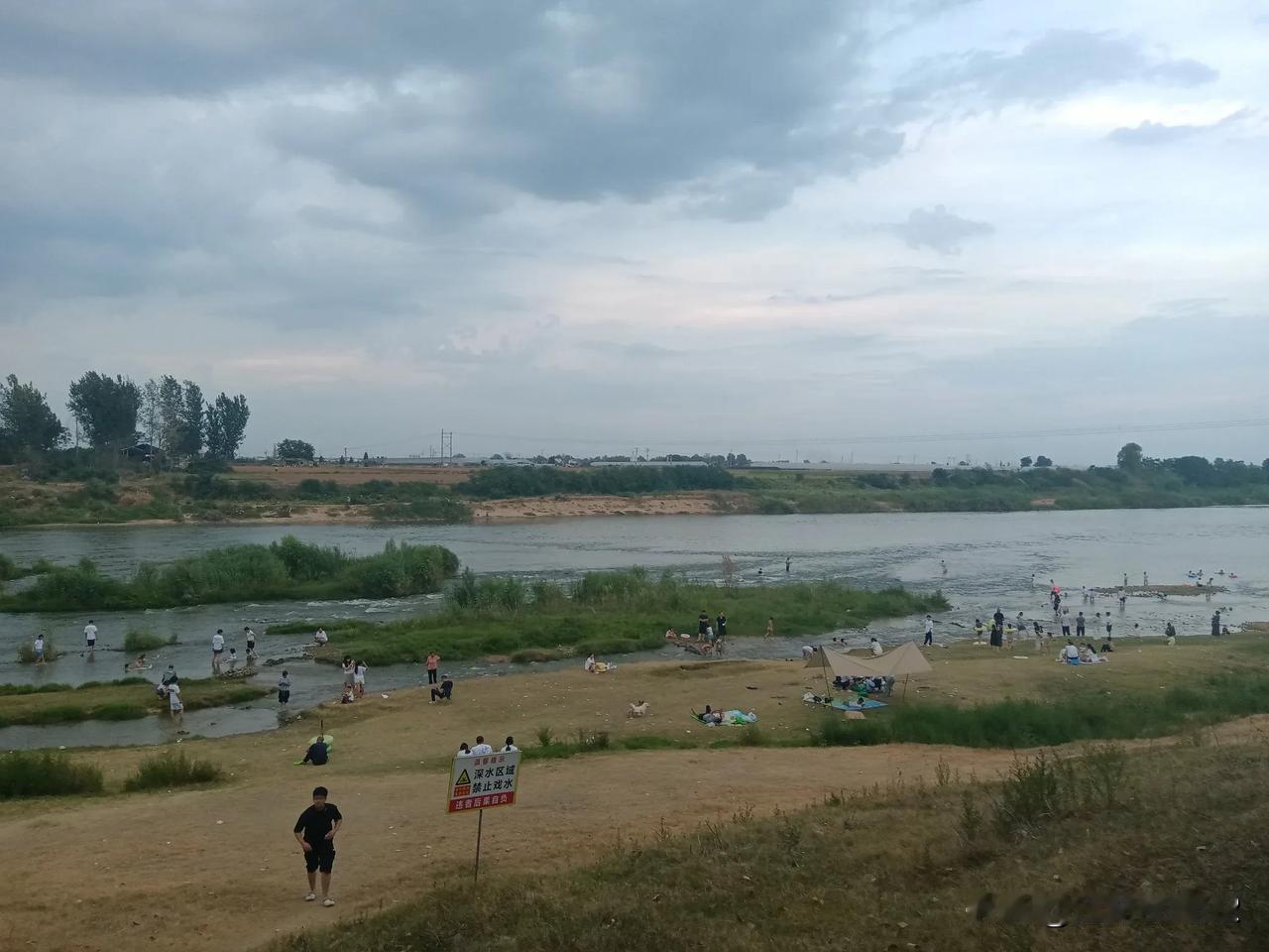新野白河疆石滩因特殊地貌，无数人前来戏水，钓鱼，散步，成为夏季野外纳凉胜地。
疆