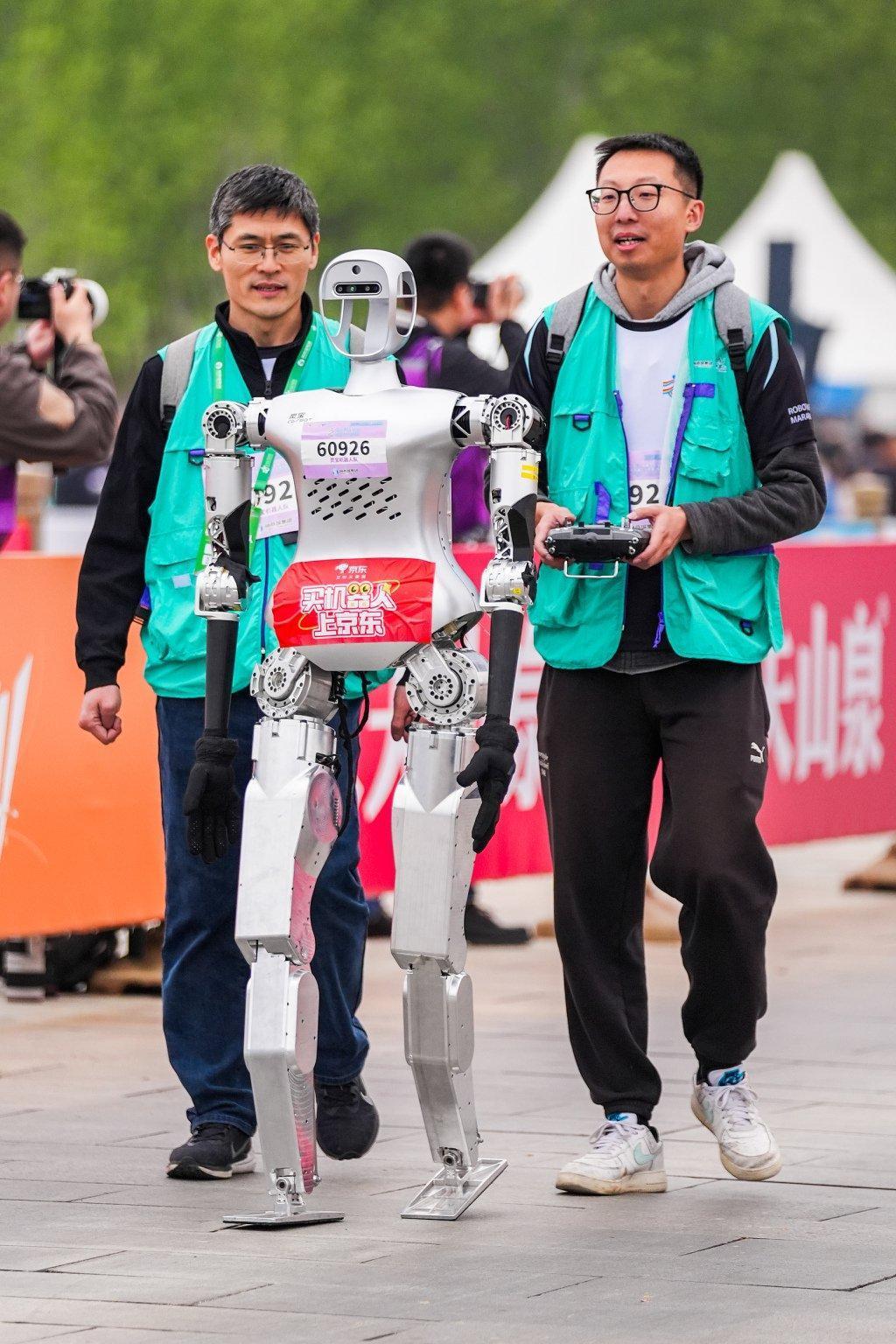 负面的影响，由于大量替代人力劳动，必然会造成社会的影响，有很多人失业，相对于人类