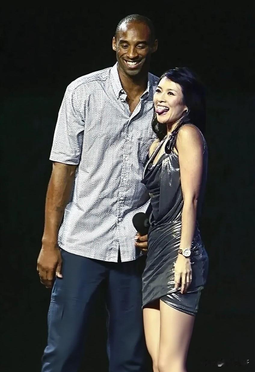 2011年上海，张子怡见偶像科比，紧张得手足无措，冲镜头吐舌做鬼脸。科比瞧见后愣