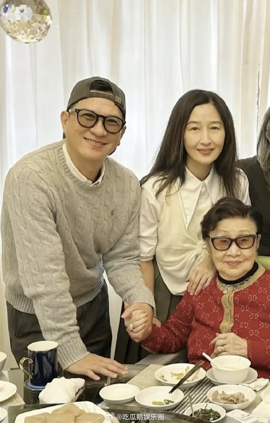 张家辉夫妇给白雪仙拜年，关咏荷素颜长发好优雅，曾与白雪仙为邻！ 