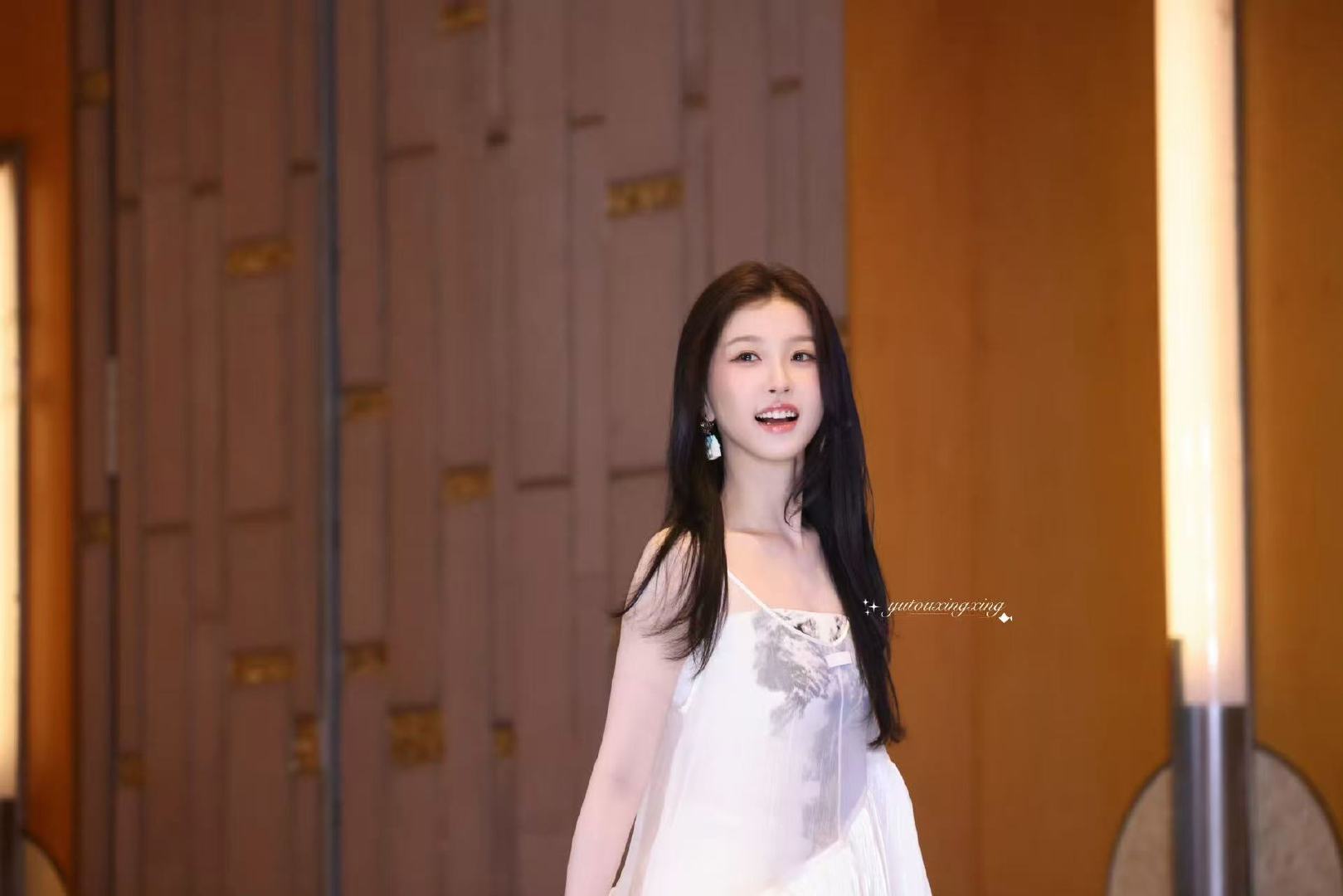 虞书欣签售会线下生图虞书欣签售会生图状态虞书欣签售会生图来啦！状态也太好了吧！！