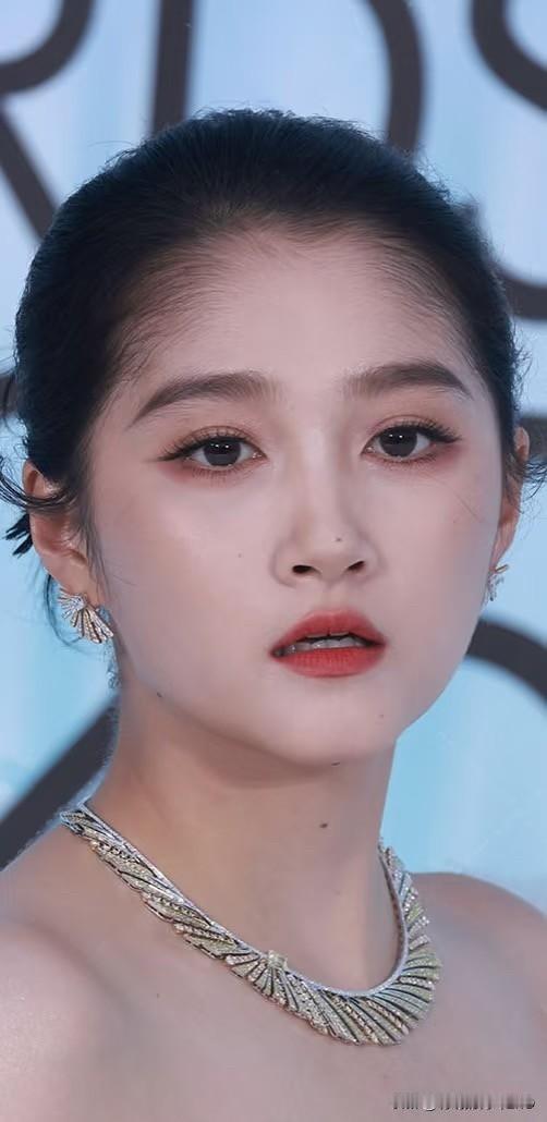 关晓彤清透御姐妆高级美