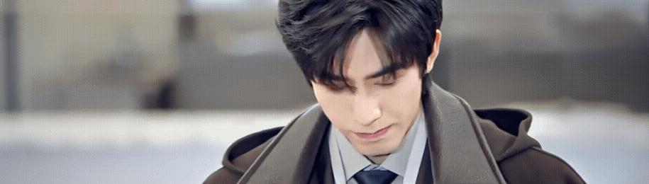 暴雨夜，停电的民宿，他呼吸声比雨声还重。
办公室恋情？
林屿森用一条定制项链坐实