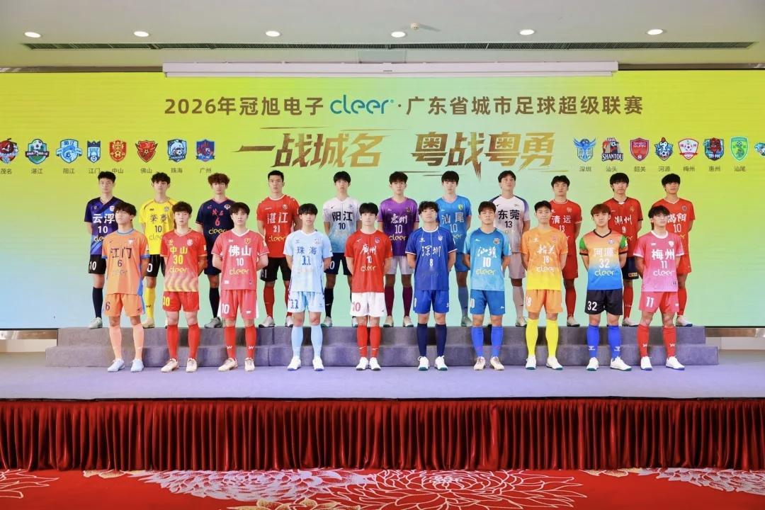 粤超21队队服出炉了。可以说是五彩缤纷啊，红橙黄绿青蓝紫都基本齐了[赞]不过球衣