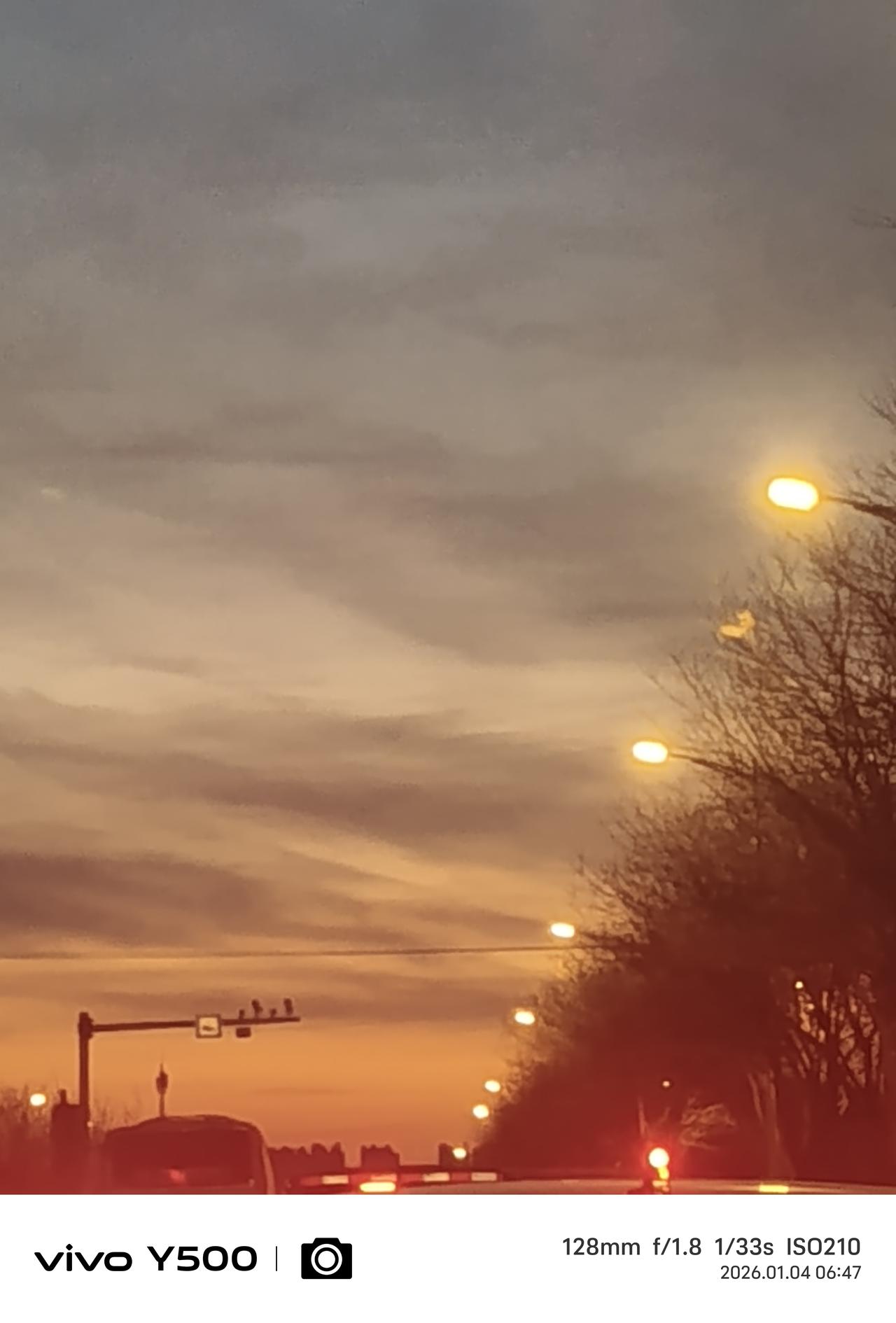 冬天早晨上班路
路灯车流晨曦惚