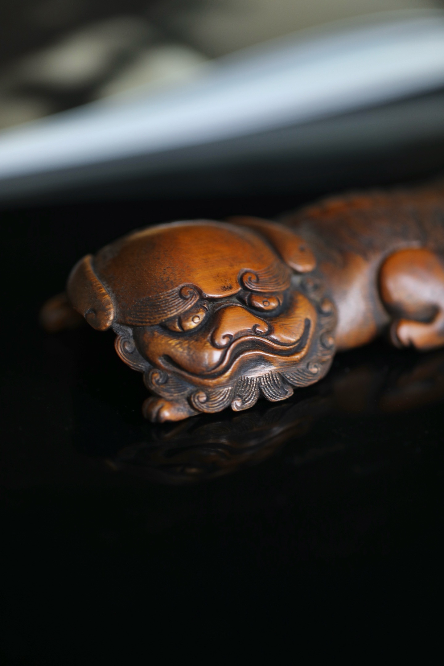 竹雕 | 瑞狮茶则茶则以瑞狮伏卧之形，狮首圆睁怒目，鬃毛卷曲如浪，神态威猛而憨态