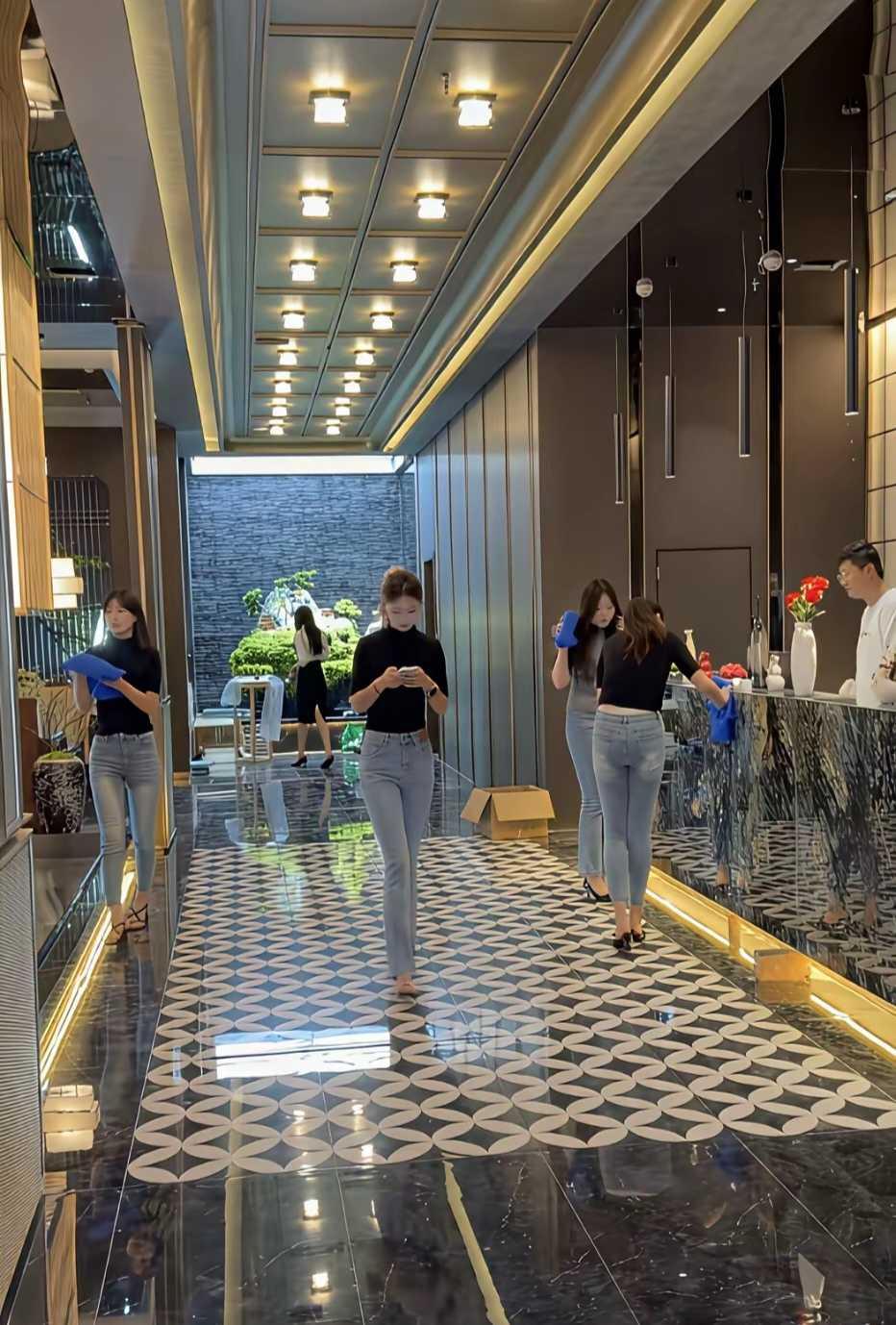 门店统一穿牛仔裤上班，是行业普遍的穿搭要求吗