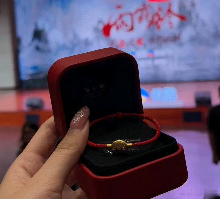 杨洋剧宣送黄金 谁懂啊！杨洋剧宣伴手礼藏黄金，精致又有分量，既是剧宣排面，也是宠