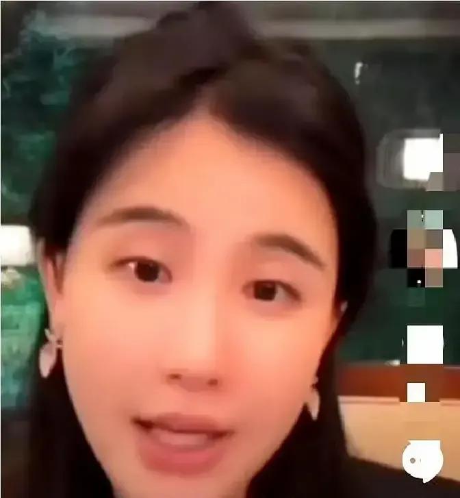 杨钰莹在鲁豫节目里亲口说赖文峰是她的初恋，这句话我记了十几年。
现在突然冒出个楚