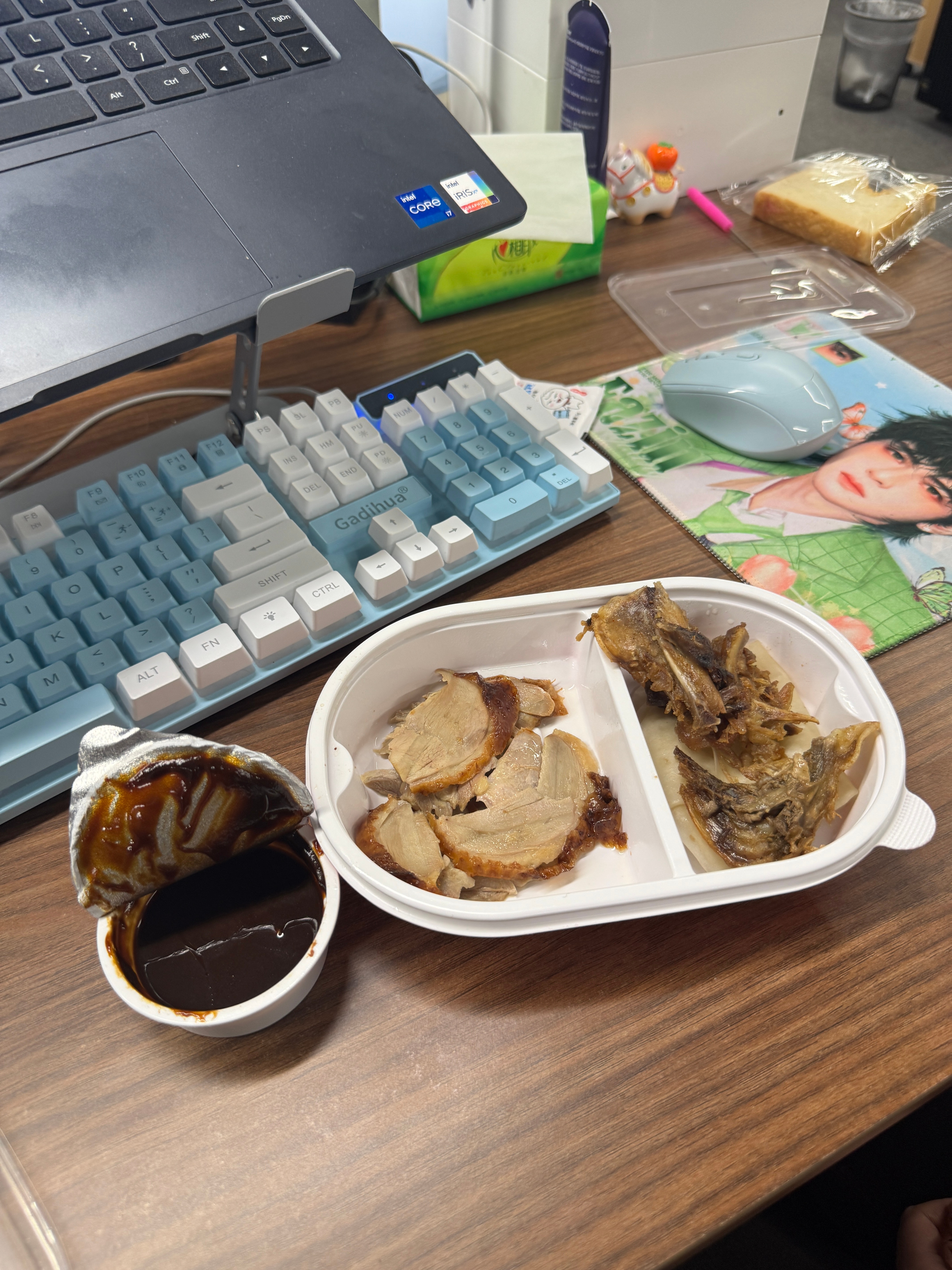 问：00后姐妹如何哄自己上班？答：在下午来上一套烤鸭（顺便我还吃了2口）你们是怎