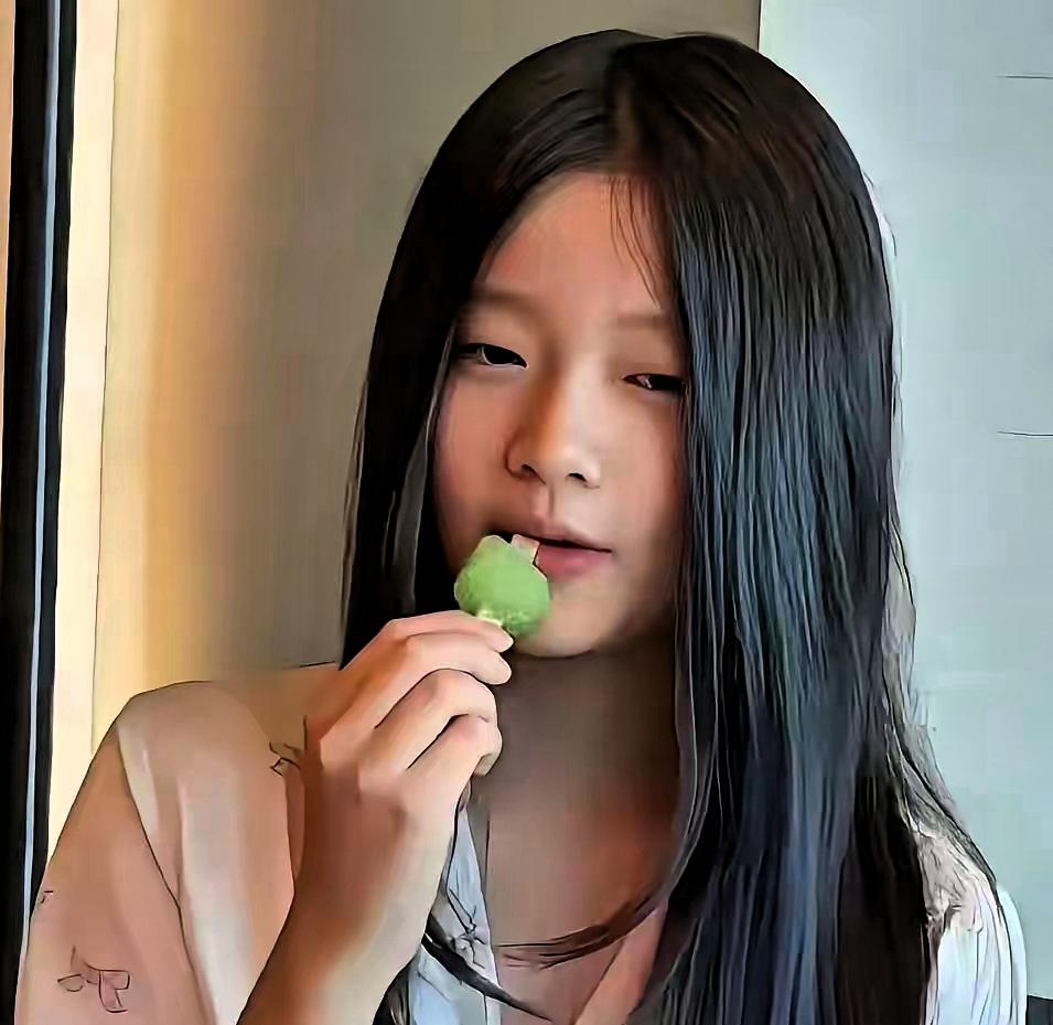12岁女孩, 母亲节那天, 她建起身份, 纪念妈妈生前, 喜欢烟花图, 她很想念