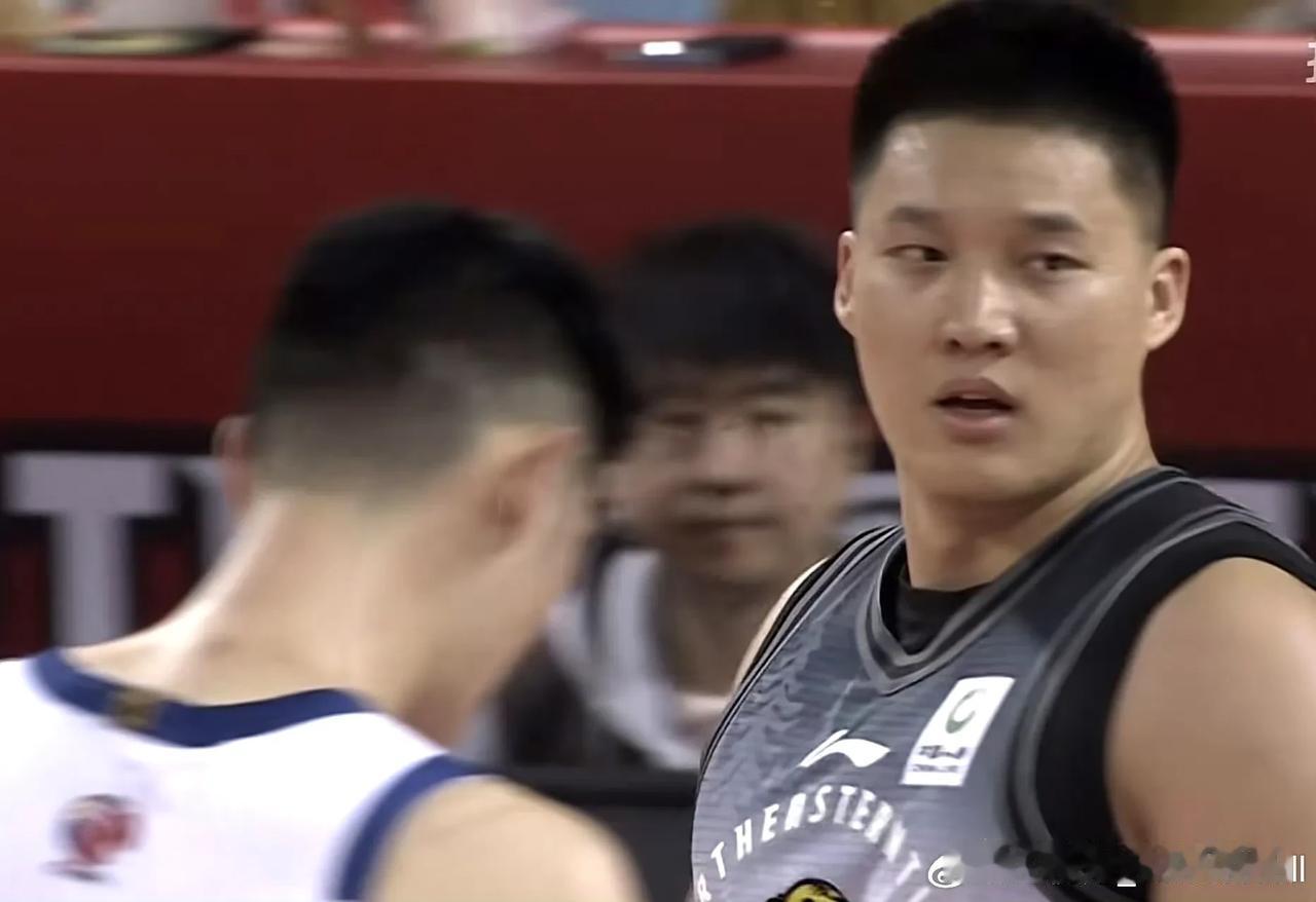 吉林队曾繁日真是成熟冷静了，今晚他拿到12分9篮板5助攻1抢断2封盖。
在两队打