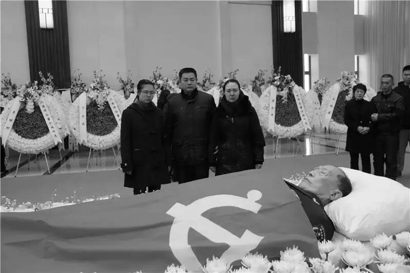 2017年2月，董万瑞中将病逝后，一张罕见的遗容，照片中的他身上覆盖着鲜红的党旗