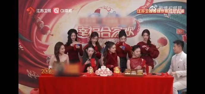 Red过年收红包表情演我  Red直播里的小女孩们，你们的表情包我已经收藏了！过
