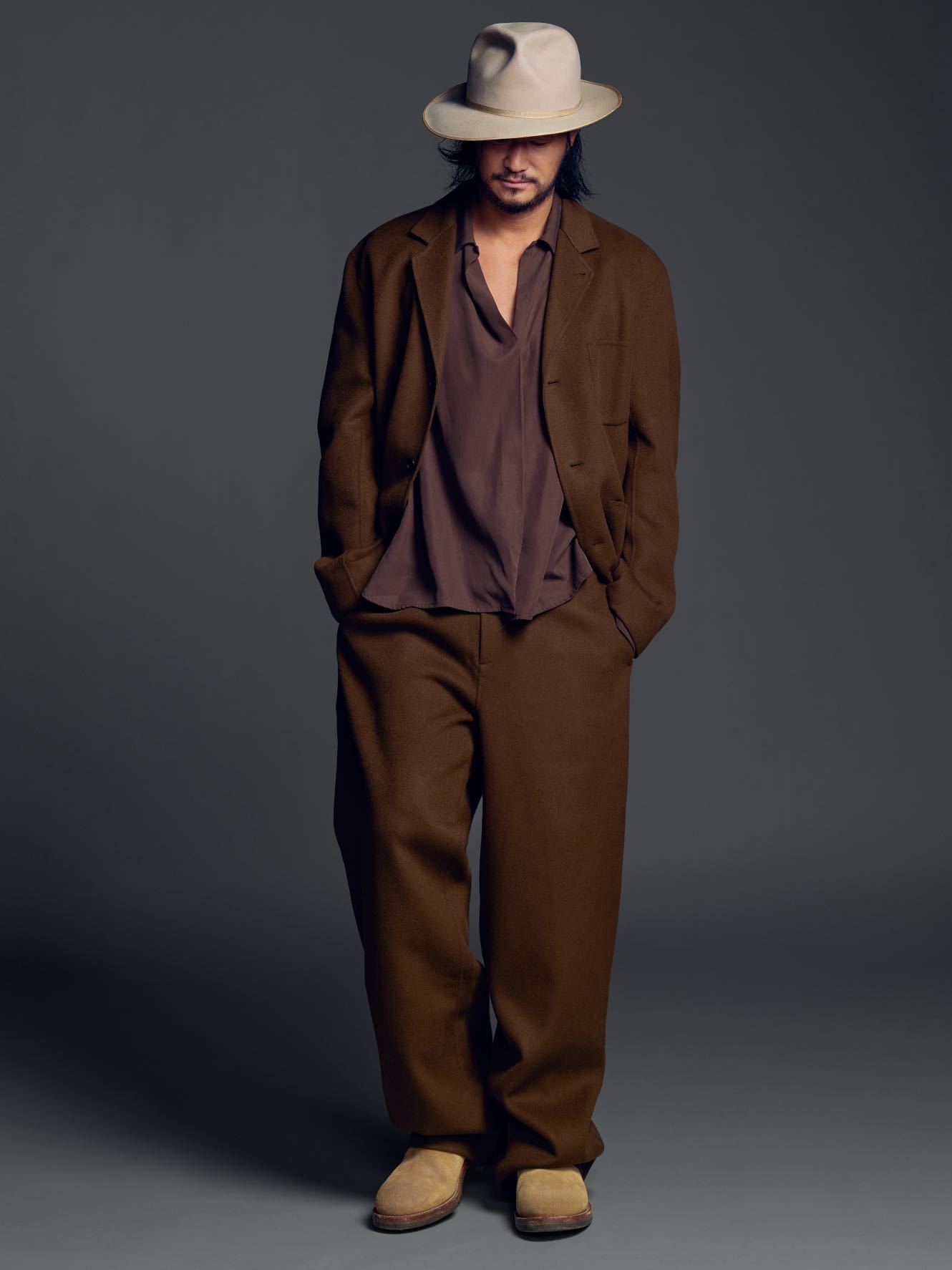 吴京这组帅得不太吴京吴京反差魅力绝了！这组写真质感拉满，柔和与力量并存。从神态到