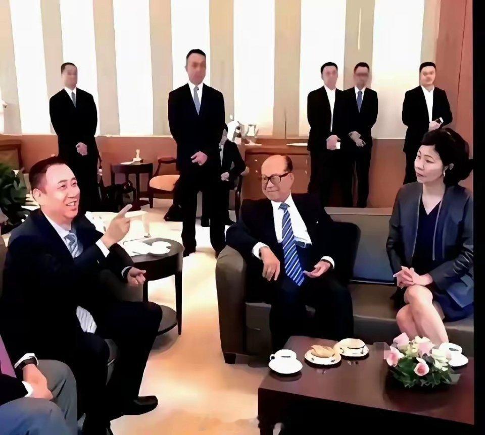 李嘉诚看着老许侃侃而谈，也许，在他的内心中，他已经预见到了老许的今天吧。俗话说，