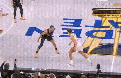 根据勇记Anthony Slater消息：斯蒂芬-库里右大腿股四头肌挫伤，正在接