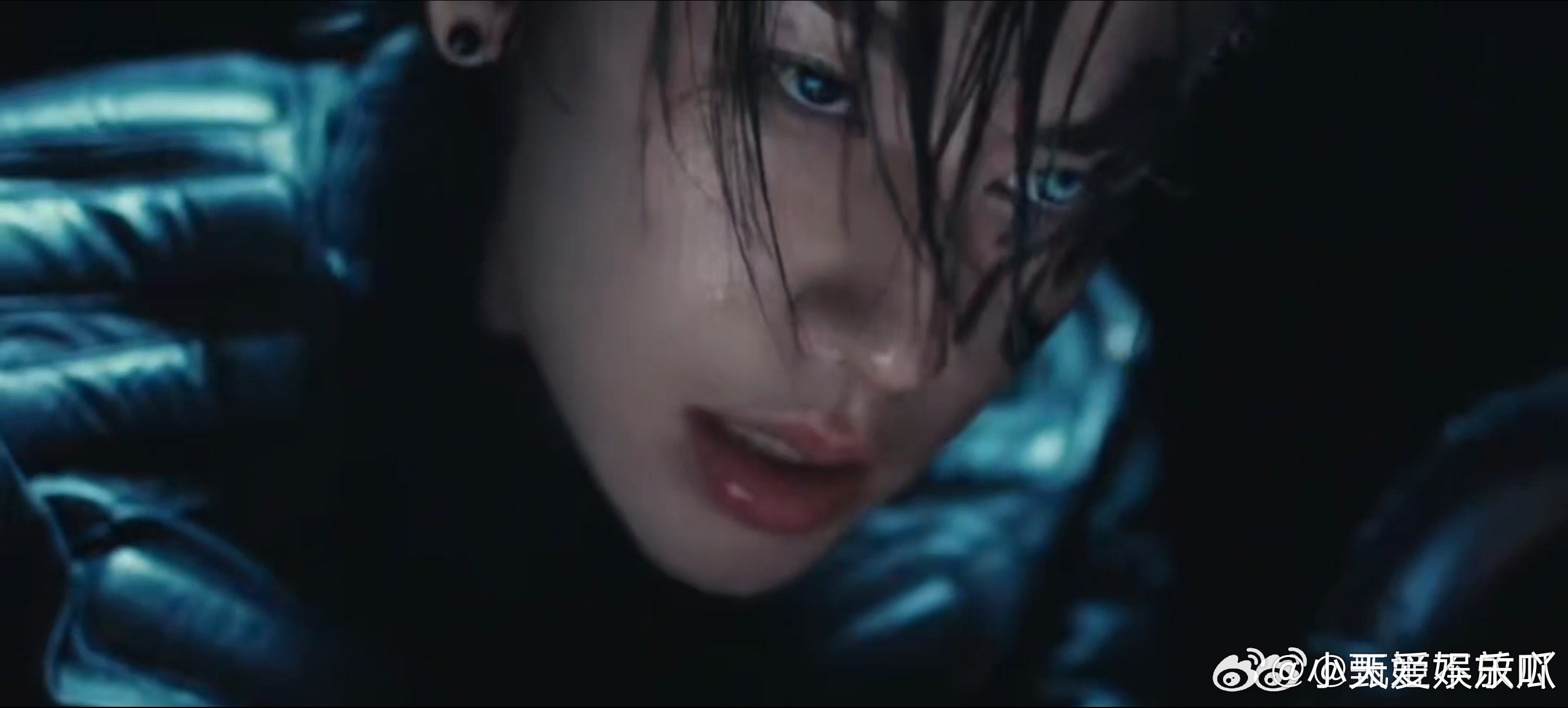 小鬼MV视觉系最严厉的daddy 打破常规MV的拍摄套路，堆砌多种艺术符号却不会