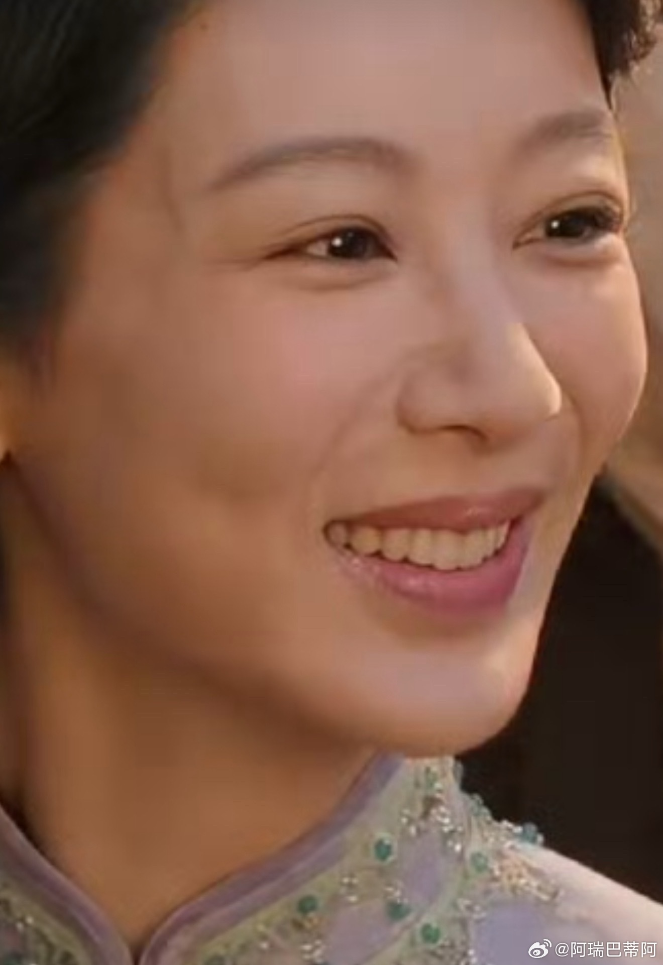 好黄的牙齿 好深的法令纹 好重的眼纹 