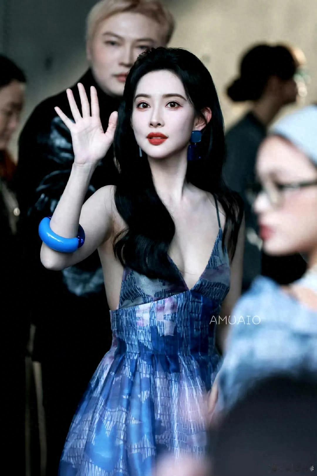 孟子义米兰时装周真空造型引关注，与阿玛尼老爷子合影尽显风采。她身着淡紫吊带裙，曲